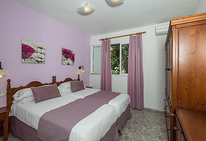 Twin bedroom with A/C . - Villa Carolina . (Photo Gallery) }}