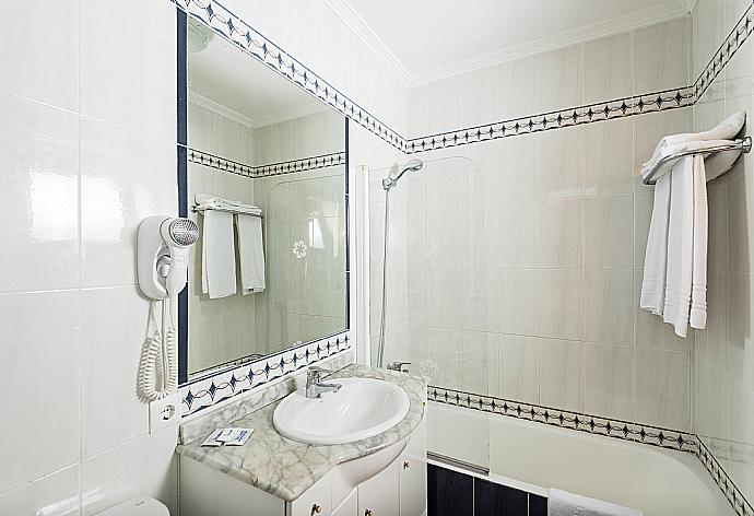 En suite bathroom with bath and shower. W/C. . - Villa Carolina . (Galerie de photos) }}
