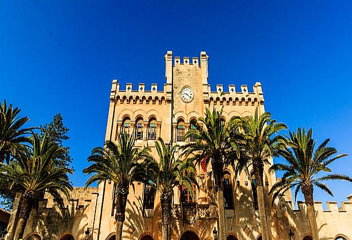  City Town Hall in Ciutadella, Menorca . - Villa Carolina . (Galería de imágenes) }}