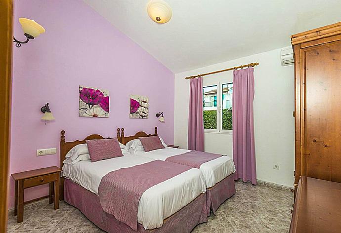 Twin bedroom with A/C . - Villa Elizabeth . (Photo Gallery) }}