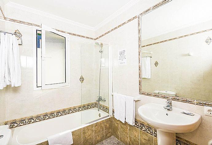 Family bathroom with bath with shower. W/C. . - Villa Elizabeth . (Galerie de photos) }}