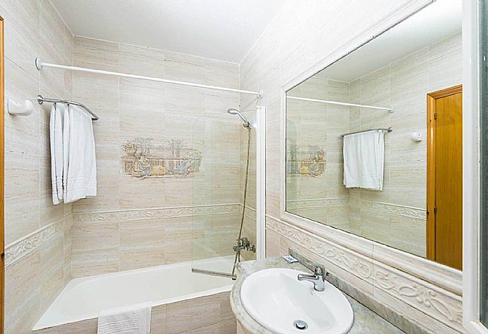 En suite bathroom with shower and bath. W/C. . - Villa Raquel . (Fotogalerie) }}