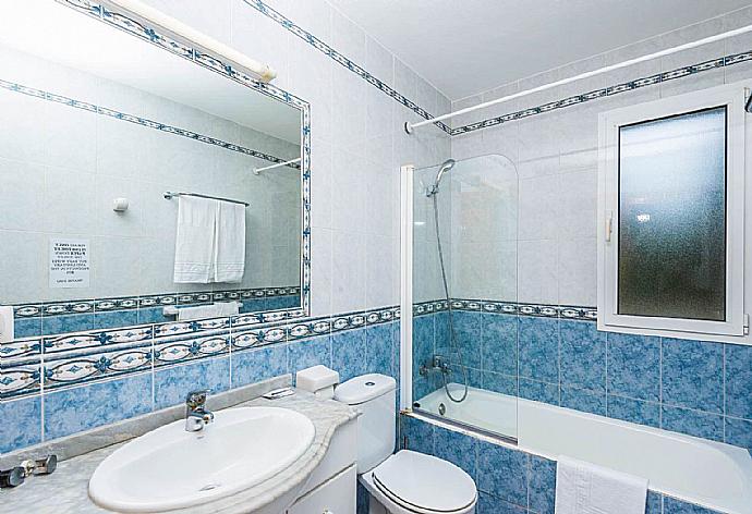 Family bathroom with bath with shower. W/C. . - Villa Raquel . (Galería de imágenes) }}
