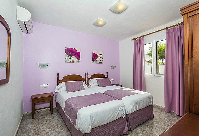 Twin bedroom with A/C . - Villa Raquel . (Photo Gallery) }}