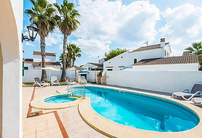 Private pool and terrace . - Villa Raquel . (Fotogalerie) }}