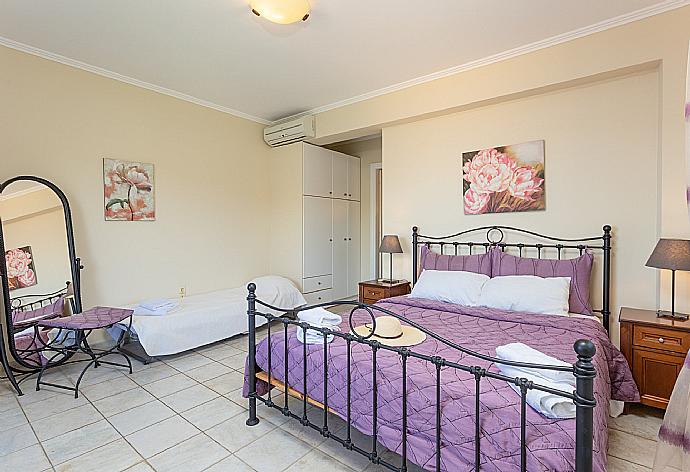 Double bedroom with extra single bed, en suite bathroom, AC, and terrace access with panoramic sea views . - Villa Votsalo . (Galleria fotografica) }}