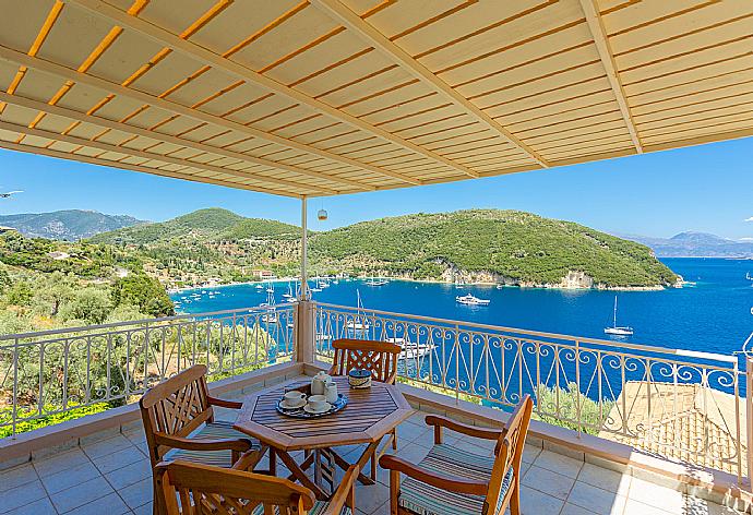 Terrace area with panoramic sea views . - Villa Votsalo . (Galería de imágenes) }}