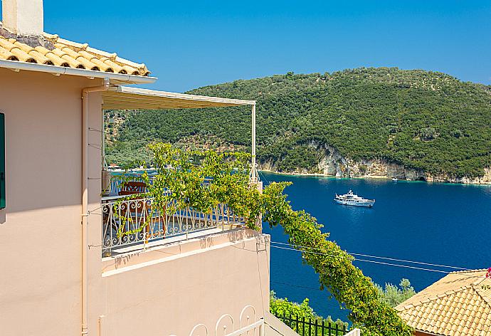 Sheltered balcony with panoramic sea views . - Villa Votsalo . (Galerie de photos) }}