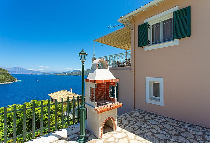 Private terrace with BBQ area . - Villa Votsalo . (Galerie de photos) }}