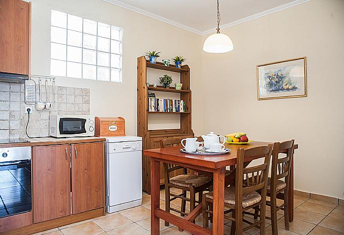 Equipped kitchen and dining area . - Villa Flisvos . (Fotogalerie) }}