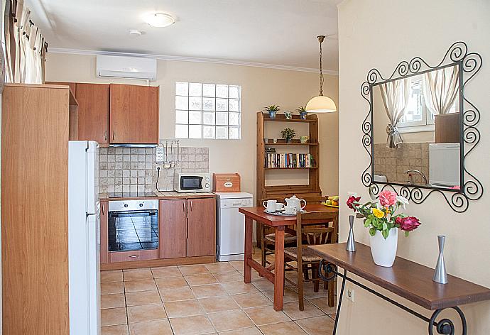 Equipped kitchen and dining area . - Villa Flisvos . (Galerie de photos) }}