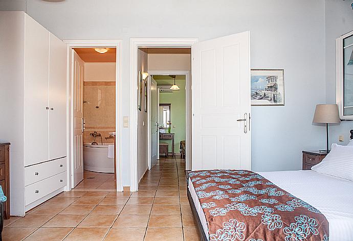 Double bedroom with en suite bathroom, A/C, and balcony access with sea views . - Villa Flisvos . (Fotogalerie) }}