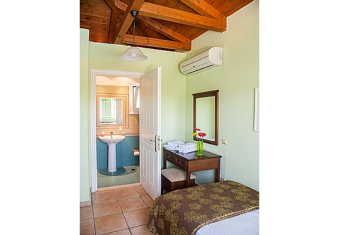 Twin bedroom with en suite bathroom and A/C . - Villa Flisvos . (Galleria fotografica) }}