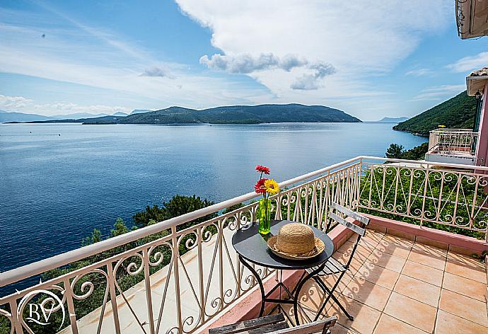 Beautiful terrace view  . - Villa Flisvos . (Galerie de photos) }}