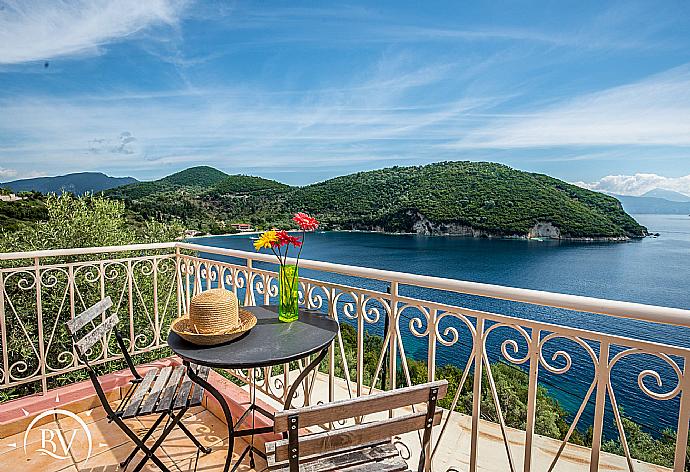 Beautiful terrace view . - Villa Flisvos . (Fotogalerie) }}