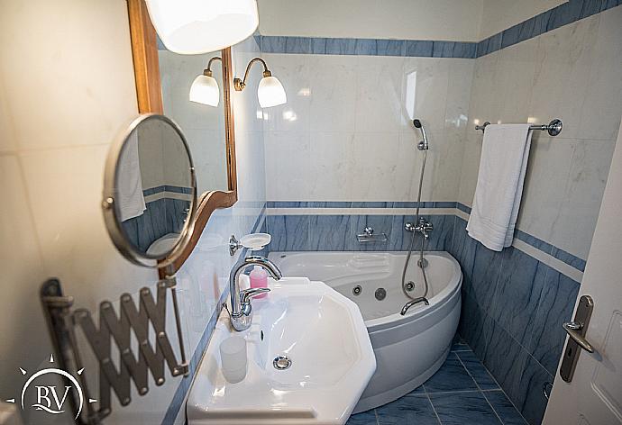 Bathroom with bathtub . - Villa Flisvos . (Galerie de photos) }}