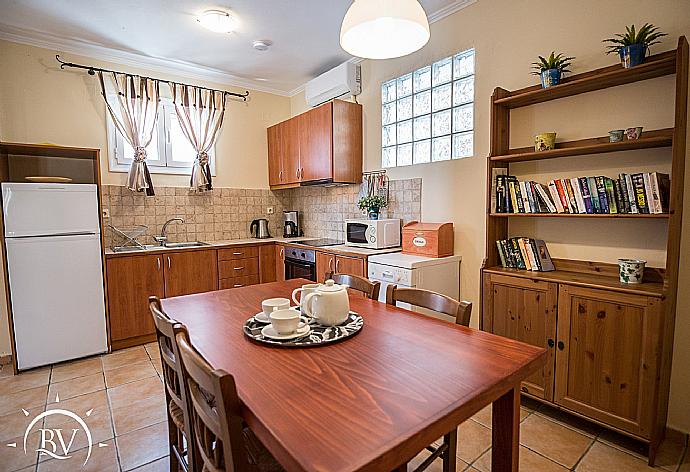 Equipped kitchen and dining area . - Villa Flisvos . (Fotogalerie) }}