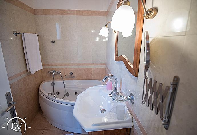 Bathroom with bathtub . - Villa Flisvos . (Photo Gallery) }}