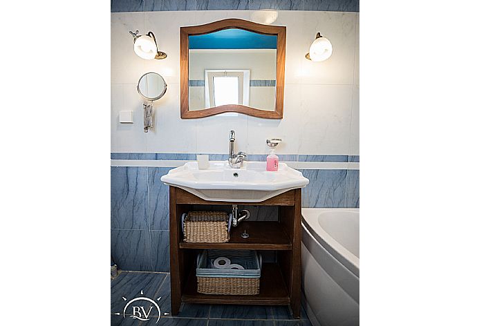 Bathroom with bathtub . - Villa Flisvos . (Galleria fotografica) }}