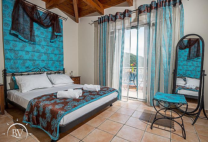 Double bedroom with en suite bathroom, A/C, and balcony access with sea views . - Villa Flisvos . (Galerie de photos) }}