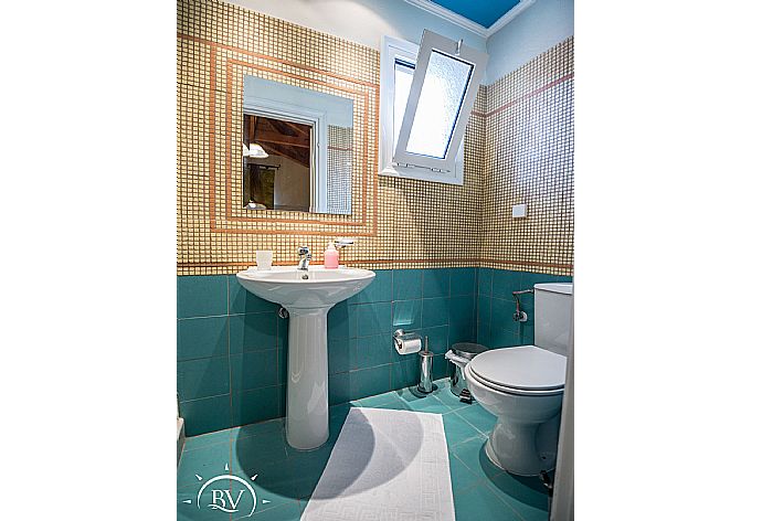 Villa Flisvos Bathroom