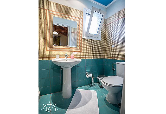 En suite bathroom with shower  . - Villa Flisvos . (Галерея фотографий) }}