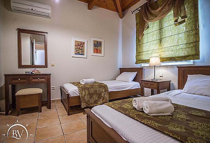 Twin bedroom with en suite bathroom and A/C . - Villa Flisvos . (Galería de imágenes) }}