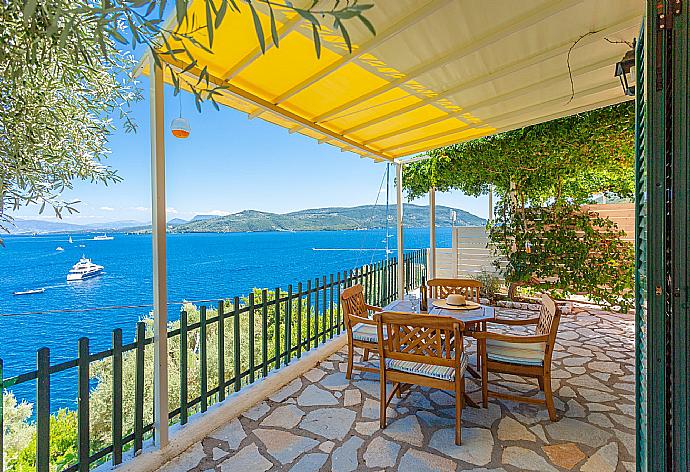 Sheltered terrace area with panoramic sea views . - Villa Flisvos . (Galerie de photos) }}