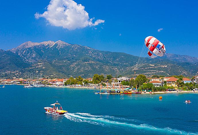 Parasailing in Nidri . - Villa Flisvos . (Galerie de photos) }}