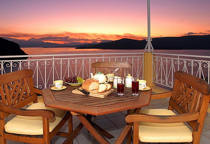 Balcony with sea views . - Villa Akrogiali . (Fotogalerie) }}