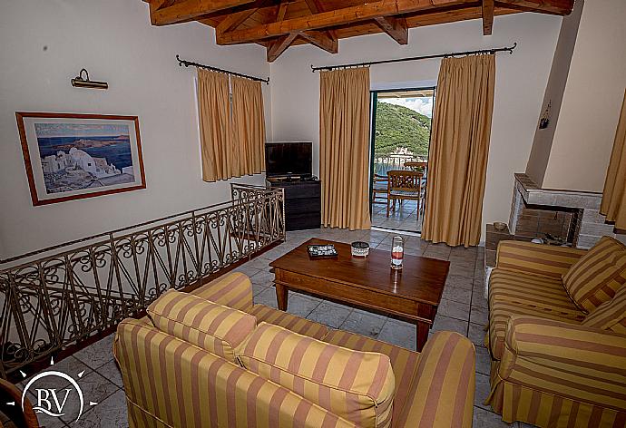 Living room with TV , fireplace and terrace access . - Villa Akrogiali . (Galería de imágenes) }}