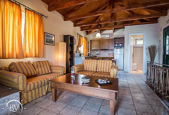 Living room with TV , fireplace and terrace access . - Villa Akrogiali . (Galería de imágenes) }}