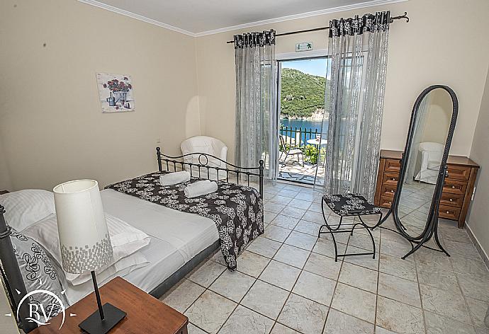 Double bedroom with en suite  bathroom and terrace access . - Villa Akrogiali . (Galería de imágenes) }}