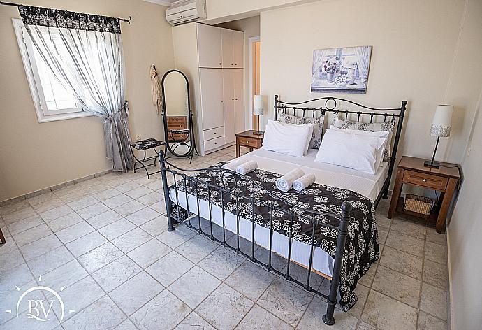 Double bedroom with en suite  bathroom and terrace access . - Villa Akrogiali . (Fotogalerie) }}