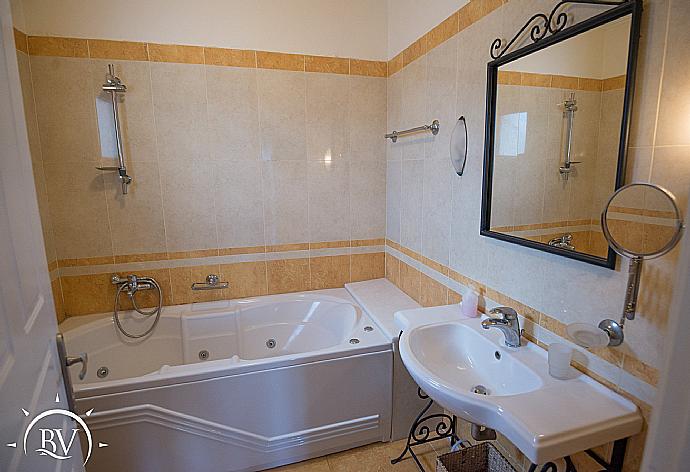 Bathroom with bathtub . - Villa Akrogiali . (Galerie de photos) }}