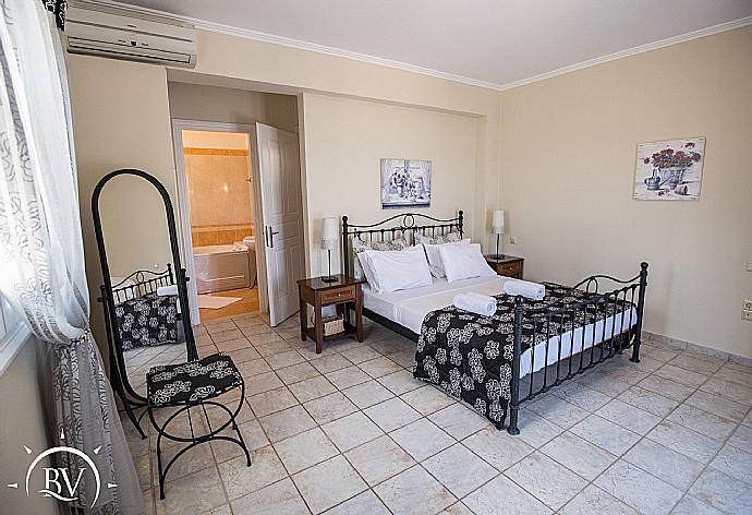 Double bedroom with en suite  bathroom and terrace access . - Villa Akrogiali . (Galerie de photos) }}