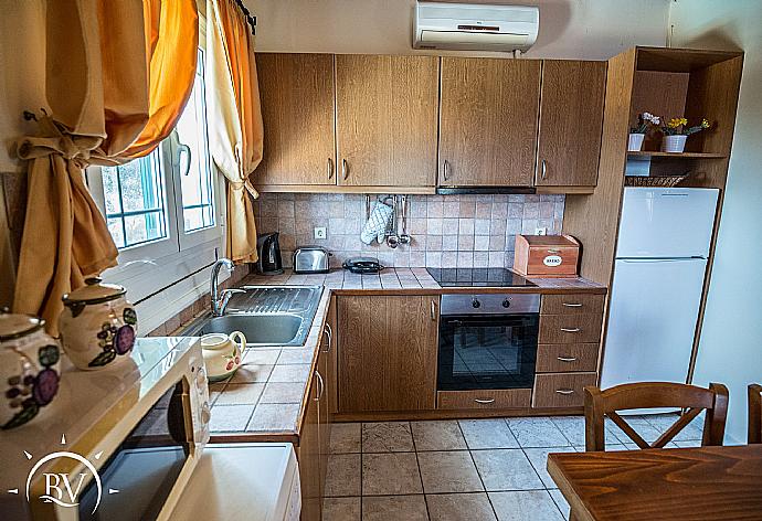 Equipped kitchen with dining area  . - Villa Akrogiali . (Galerie de photos) }}