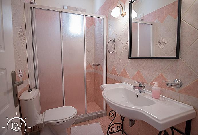 Bathroom with shower . - Villa Akrogiali . (Photo Gallery) }}