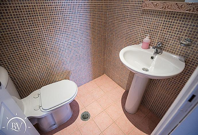 Toilet  . - Villa Akrogiali . (Photo Gallery) }}