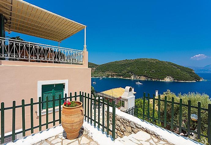 Private terrace with panoramic sea views . - Villa Akrogiali . (Galería de imágenes) }}