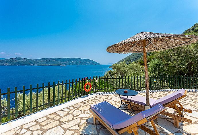 Private terrace area with panoramic sea views . - Villa Akrogiali . (Galería de imágenes) }}