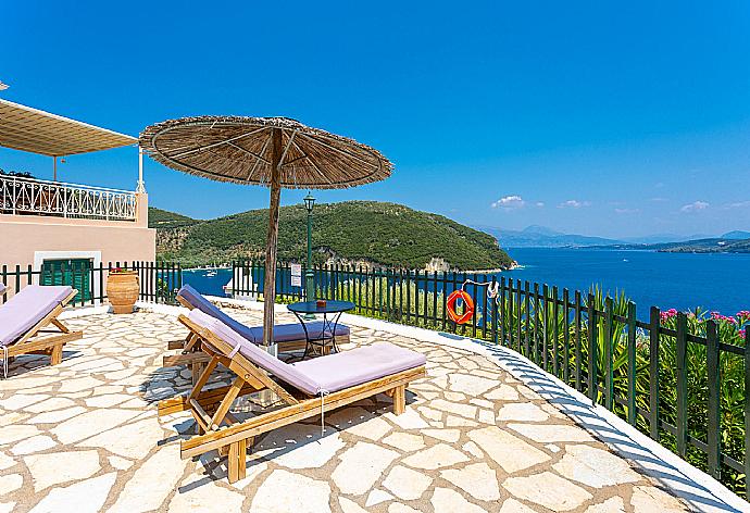 Private terrace with panoramic sea views . - Villa Akrogiali . (Galería de imágenes) }}