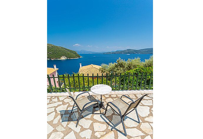 Private terrace with panoramic sea views . - Villa Akrogiali . (Galería de imágenes) }}