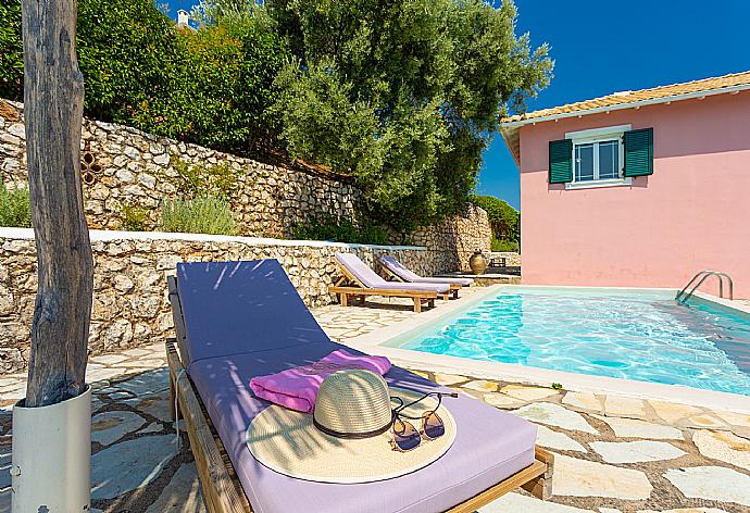 Private pool and terrace  . - Villa Thalassa . (Galleria fotografica) }}