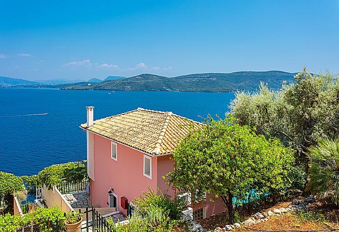 View from behind Villa Thalassa . - Villa Thalassa . (Galerie de photos) }}