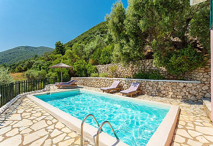 Private pool and terrace . - Villa Thalassa . (Fotogalerie) }}