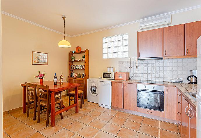 Dining area and equipped kitchen . - Villa Thalassa . (Photo Gallery) }}