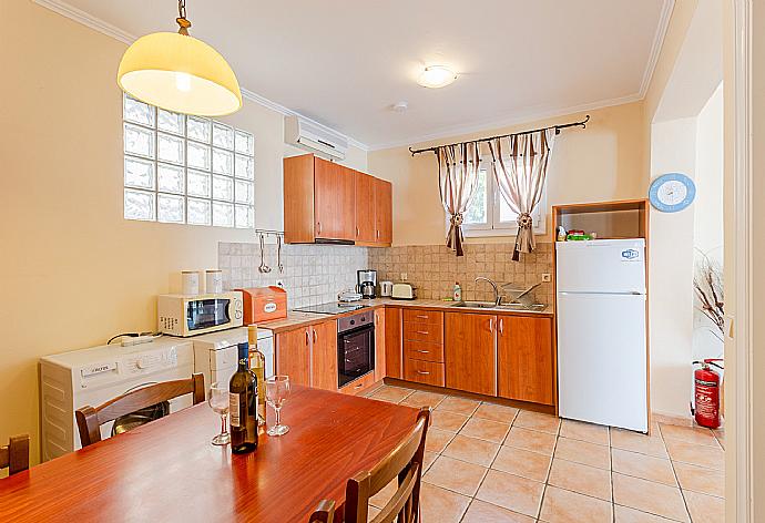 Dining area and equipped kitchen . - Villa Thalassa . (Галерея фотографий) }}