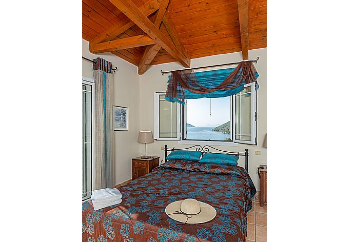 Double bedroom with en suite bathroom, A/C, and balcony with panoramic sea views . - Villa Thalassa . (Photo Gallery) }}