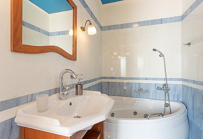 En suite bathroom with spa bath and shower  . - Villa Thalassa . (Fotogalerie) }}